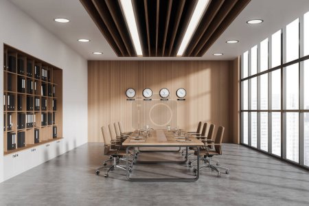 Téléchargez les photos : Intérieur de la salle de réunion moderne avec murs blancs et en bois, sol en béton, longue table de conférence avec chaises et rangée d'horloges. Rendu 3d - en image libre de droit
