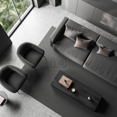 Foto de Vista superior del interior de la sala de estar oscura con sofá y dos sillones, mesa de centro con decoración, alfombra en piso de hormigón gris, ventana en los trópicos. Renderizado 3D - Imagen libre de derechos