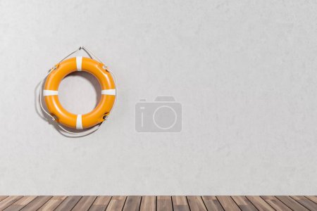 Téléchargez les photos : Bouée de sauvetage orange sur mur de béton gris, plancher de bois franc. Concept de sauvetage et de plage. Espace de copie - en image libre de droit