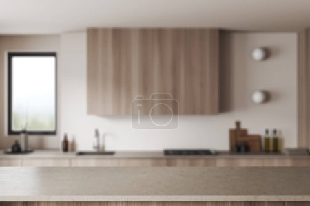 Téléchargez les photos : Îlot de pierre de quartz beige sur fond de cuisine en bois flou intérieur, ustensiles de cuisine et fenêtre panoramique. Espace de copie de maquette pour l'affichage du produit. rendu 3D - en image libre de droit