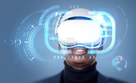 Foto de Retrato de hombre de negocios negro trabajando en gafas vr, holograma digital con red global en realidad virtual. Concepto de metáfora y conexión - Imagen libre de derechos