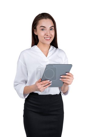 Foto de Mujer de negocios mirando a la cámara con la tableta en las manos, aislado sobre fondo blanco. Concepto de conexión y red en línea - Imagen libre de derechos