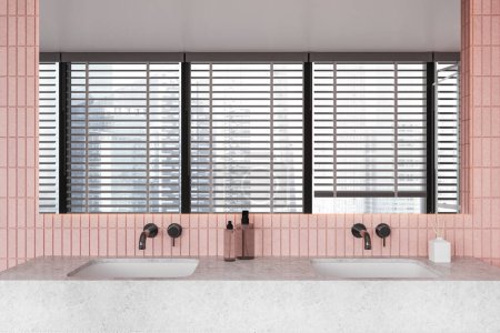 Téléchargez les photos : Intérieur de la salle de bain moderne avec des murs de tuiles roses, double lavabo blanc massif et long miroir horizontal suspendu au-dessus. Rendu 3d - en image libre de droit