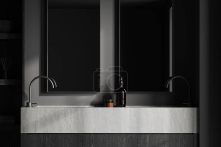 Foto de Interior de elegante cuarto de baño con paredes de color gris oscuro, dos lavabos de piedra masiva de pie en el gabinete de madera oscura y dos espejos verticales por encima de ellos. renderizado 3d - Imagen libre de derechos