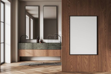 Foto de Interior de baño moderno con paredes de color beige, suelo de madera, cómodo lavabo doble masiva con dos espejos verticales y maqueta de póster en la pared de madera. renderizado 3d - Imagen libre de derechos