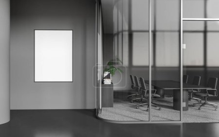 Téléchargez les photos : Intérieur d'une élégante salle de réunion de bureau avec des murs gris foncé et en verre, sol moquette gris, longue table de conférence et chaises grises. Des maquettes verticales d'affiches. Rendu 3d - en image libre de droit