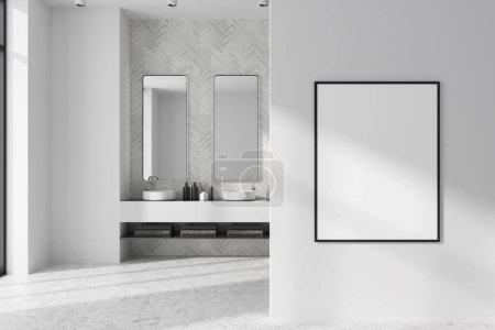 Téléchargez les photos : Intérieur de la salle de bain de l'hôtel blanc avec double lavabo, accessoires et sol en béton léger. Affiche en toile maquette avant l'entrée. rendu 3D - en image libre de droit