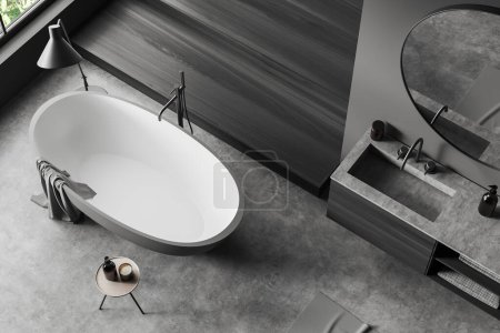 Draufsicht auf das Badezimmer mit Badewanne auf grauem Betonboden. Badeecke mit Waschbecken und Spiegel, Zubehör auf Kommode. Panoramafenster auf Tropen. 3D-Rendering