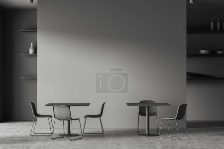 Téléchargez les photos : Intérieur café sombre avec coin repas, table et chaises au sol en béton gris. Étagère avec décoration minimaliste. Maquette copier l'espace mur vide. rendu 3D - en image libre de droit