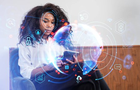 Foto de Mujer de negocios negro utilizando la tableta en las manos, holograma globo terráqueo con iconos de big data hud. Concepto de redes sociales y conexión mundial - Imagen libre de derechos