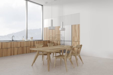 Téléchargez les photos : Maison blanche cuisine intérieure avec table à manger, chaises en bois sur sol en béton. Étagères de cuisine avec ustensiles de cuisine et réfrigérateur, vue latérale. Fenêtre panoramique sur campagne. rendu 3D - en image libre de droit