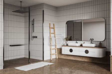 Téléchargez les photos : Carrelage beige et blanc intérieur salle de bain avec double lavabo et douche derrière des portes vitrées, vue latérale. Coin de bain moderne avec accessoires et décoration. rendu 3D - en image libre de droit