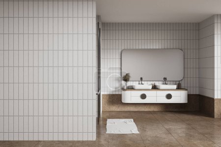 Téléchargez les photos : Intérieur de la salle de bain moderne avec des murs de tuiles blanches, sol carrelage beige, confortable lavabo double debout sur le comptoir blanc et miroir horizontal. Mur d'espace de copie vierge à gauche. Rendu 3d - en image libre de droit