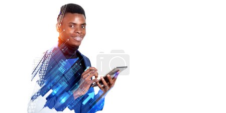 Foto de Hombre de negocios negro sonriente que trabaja con la tableta, el retrato y la doble exposición con el marco de alambre digital de la ciudad y las líneas de flecha crecientes en el fondo del espacio de copia. Concepto de red y tecnologías - Imagen libre de derechos
