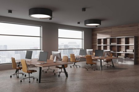 Foto de Moderno interior de coworking con sillones y ordenador PC en el escritorio en fila, estante de vista lateral con documentos en suelo de hormigón beige. Ventana panorámica sobre rascacielos. Renderizado 3D - Imagen libre de derechos