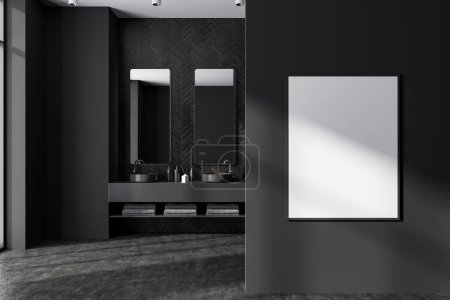 Téléchargez les photos : Intérieur sombre de la salle de bain de l'hôtel avec double lavabo, accessoires et sol en béton gris. Affiche en toile maquette avant l'entrée. rendu 3D - en image libre de droit