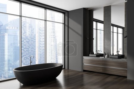 Foto de Interior del cuarto de baño oscuro con doble lavabo y espejo, vista lateral, bañera en piso de madera. Ventana panorámica de los rascacielos de Singapur. Renderizado 3D - Imagen libre de derechos