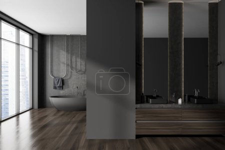 Téléchargez les photos : Intérieur salle de bain sombre avec baignoire et double lavabo, parquet. Zone de baignade élégante et fenêtre panoramique sur les gratte-ciel de Singapour. Maquette mur vide. rendu 3D - en image libre de droit