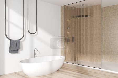 Téléchargez les photos : Intérieur salle de bain blanche avec baignoire et serviette sur rail, vue latérale, douche élégante avec accessoires de bain. Zone de baignade de luxe avec parquet. rendu 3D - en image libre de droit