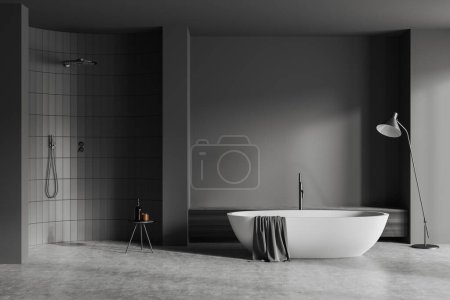 Téléchargez les photos : Intérieur salle de bain sombre avec baignoire, douche avec tabouret et accessoires, zone de baignade avec lampe au sol en béton gris. Maquette de mur d'espace de copie. rendu 3D - en image libre de droit