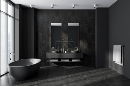 Téléchargez les photos : Intérieur salle de bain sombre avec double lavabo et miroir, baignoire et serviette sur rail. Fenêtre panoramique sur Singapour vue sur la ville. rendu 3D - en image libre de droit