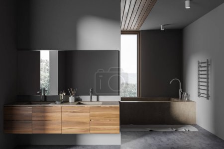 Téléchargez les photos : Intérieur de salle de bain élégante avec murs gris, sol en béton, baignoire massive et double lavabo en bois avec miroir horizontal suspendu au-dessus. Fenêtre étroite. Rendu 3d - en image libre de droit