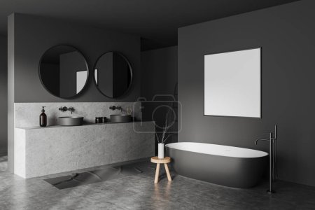 Foto de Cuarto de baño interior oscuro con bañera y lavabo doble con espejo y accesorios, vista lateral. Esquina de baño con decoración minimalista. Mock up cartel de lona. Renderizado 3D - Imagen libre de derechos