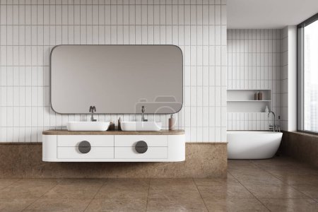 Téléchargez les photos : Intérieur de salle de bain moderne avec des murs de tuiles blanches, sol carrelage beige, baignoire confortable et double lavabo debout sur le comptoir blanc et miroir horizontal. Rendu 3d - en image libre de droit