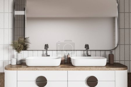Téléchargez les photos : Intérieur de salle de bain moderne avec double lavabo et armoire blanche avec décoration et accessoires minimalistes. Deux lavabos et miroir sur mur de tuiles blanches, gros plan. rendu 3D - en image libre de droit