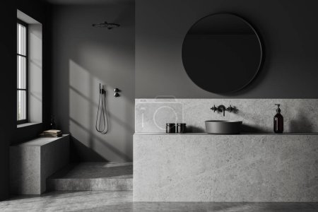 Téléchargez les photos : Dark home salle de bain intérieure avec lavabo et miroir en béton, douche sur podium, cloison et fenêtre panoramique sur la campagne. Salle de bain moderne avec accessoires minimalistes. rendu 3D - en image libre de droit