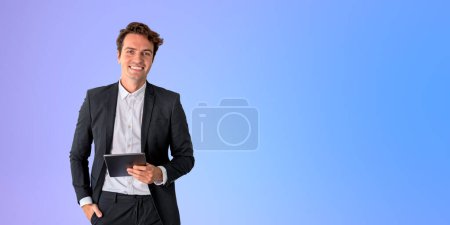 Téléchargez les photos : Homme d'affaires souriant tenant une tablette, portrait réussi avec la main dans la poche sur l'espace vide vide vide de copie de dégradé. Concept de communication d'entreprise, réseau et conférence - en image libre de droit