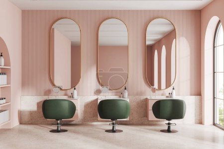 Téléchargez les photos : Salon de beauté rose de luxe intérieur avec de grands miroirs, fauteuils verts en rangée sur sol en béton gris. Commode avec accessoires et fenêtre panoramique sur les tropiques. rendu 3D - en image libre de droit