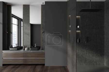 Téléchargez les photos : Intérieur salle de bain sombre avec douche et double lavabo, parquet. Accessoires de bain minimalistes. Fenêtre panoramique sur les gratte-ciel de ville. rendu 3D - en image libre de droit