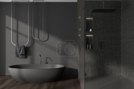 Téléchargez les photos : Intérieur salle de bain sombre avec baignoire et serviette sur rail, douche minimaliste avec accessoires de bain. Coin de bain moderne avec parquet. rendu 3D - en image libre de droit