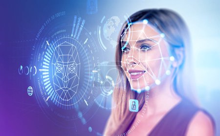 Téléchargez les photos : Portrait souriant de femme d'affaires et hologramme numérique de balayage biométrique, détection et reconnaissance de visage. Concept d'apprentissage automatique. - en image libre de droit