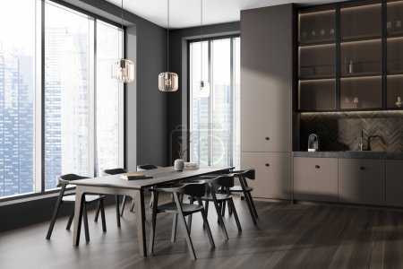 Foto de Interior de la cocina oscura con mesa de comedor y sillas, vista lateral, zona de cocina y estantes en suelo de madera. Ventana panorámica de los rascacielos de Singapur. Renderizado 3D - Imagen libre de derechos