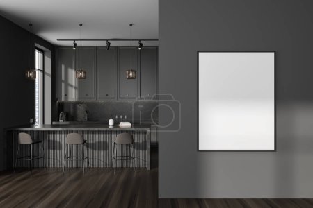 Foto de Interior de la cocina oscura con sillas de bar y la isla en el suelo de madera, ventana panorámica. Zona de cocina de lujo con estante y utensilios de cocina. Mock up cartel de lona, representación 3D - Imagen libre de derechos