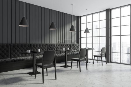 Téléchargez les photos : Vue en angle sur l'intérieur moderne du café sombre avec des murs gris, fenêtre panoramique avec vue sur le gratte-ciel de la ville, tables avec chaises et canapé, sol en béton. Concept de design minimaliste. Rendu 3d - en image libre de droit