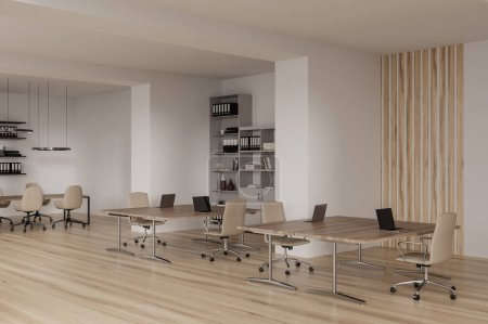 Téléchargez les photos : Coin du bureau moderne à aire ouverte avec des murs blancs et en bois, sol en bois, rangée de bureaux d'ordinateur et table de conférence avec des chaises en arrière-plan. Rendu 3d - en image libre de droit