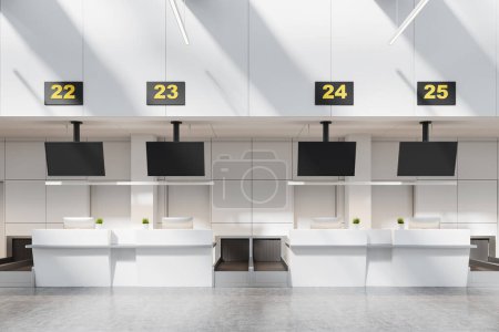 Téléchargez les photos : Intérieur de l'aéroport moderne avec des murs blancs, vérifiez dans la zone de réception avec rangée de tables pour l'enregistrement et les écrans de télévision avec des numéros de porte. Rendu 3d - en image libre de droit