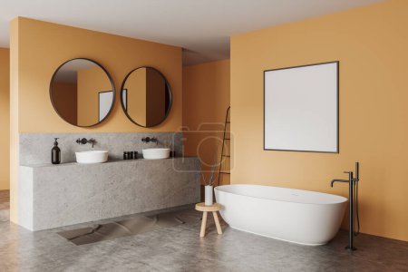 Téléchargez les photos : Lumineux intérieur de la salle de bain de l'hôtel avec baignoire et double lavabo avec miroir et accessoires, vue latérale. Coin de bain avec décoration minimaliste. Affiche en toile maquillée. rendu 3D - en image libre de droit