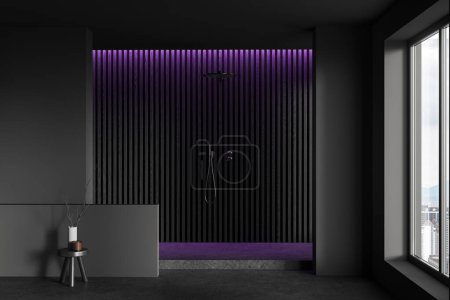 Téléchargez les photos : Intérieur de la salle de bain élégante avec des murs gris et en bois, sol en béton, spacieuse douche à l'italienne avec des lumières violettes et une grande fenêtre. Rendu 3d - en image libre de droit
