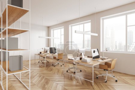 Foto de Interior de elegante oficina de espacio abierto con paredes blancas, suelo de madera, fila de mesas de ordenador y librerías. Cómoda zona de coworking. renderizado 3d - Imagen libre de derechos