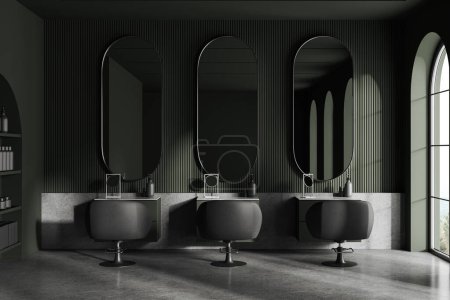 Téléchargez les photos : Salon de beauté sombre intérieur avec de grands miroirs, fauteuils tournants en rangée sur sol en béton gris. Commode avec accessoires et fenêtre panoramique sur la campagne. rendu 3D - en image libre de droit