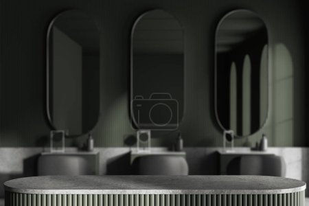 Foto de Vista de la mesa de exhibición de productos grises y verdes de pie en el salón de peluquería borrosa con paredes verdes y fila de sillas de cliente grises con espejos en frente de ellos. 3d renderizado, espacio de copia - Imagen libre de derechos
