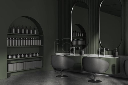 Téléchargez les photos : Salon de beauté vert intérieur avec de grands miroirs, fauteuils tournants en rangée sur sol en béton gris. Étagère avec bocaux et bouteilles, accessoires de vue latérale et mobilier moderne. rendu 3D - en image libre de droit