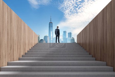 Téléchargez les photos : Un homme d'affaires montait les escaliers, le centre commercial panoramique de New York Manhattan sous un ciel nuageux. Concept de réussite commerciale, de réussite et de développement de carrière - en image libre de droit