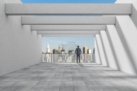 Foto de Vista trasera del joven empresario africano mirando el horizonte de la ciudad desde el balcón de la oficina. Concepto de planificación, éxito empresarial y desarrollo de estrategias - Imagen libre de derechos