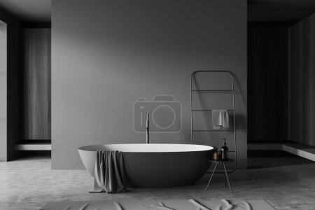 Téléchargez les photos : Intérieur salle de bain sombre avec baignoire et tabouret avec accessoires, porte-serviettes au sol en béton gris. Zone de baignade minimaliste. Espace de copie de maquette. rendu 3D - en image libre de droit