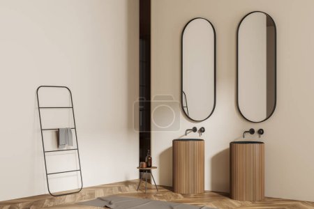 Foto de Vista de esquina en el interior del baño luminoso con dos espejos, lavabos, paredes blancas, suelo de madera de roble, alfombra, toalla, taburete, jabón líquido. renderizado 3d - Imagen libre de derechos